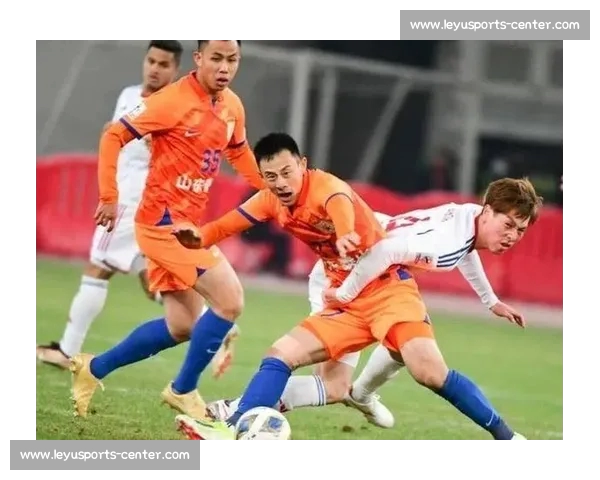 泰山队场边争议事件：彭欣力替补登场 2 分钟染红离场